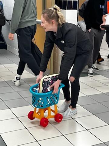 BrianSiesto's tweet photo. VSHS @VictorSchools participated in “anything but a backpack” day today. Sending out a friendly challenge to Mrs. Amy Shannon @bloomfieldshs and Mrs. Logue @CABraves @BravesPrincipal to do this next week! https://t.co/ERfsUzPPbg