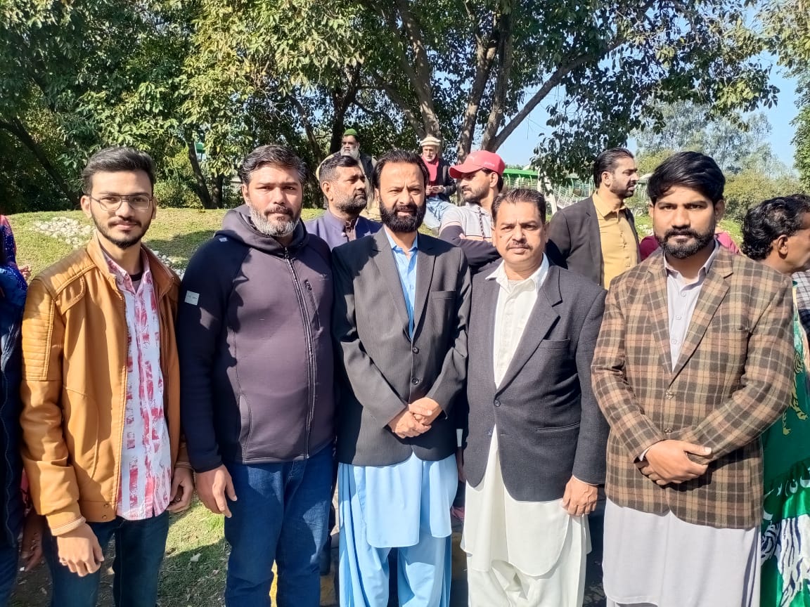 SyedALI89425683's tweet photo. اپوزیشن لیڈرز جناب میاں محمد شہباز شریف صاحب جناب حمزہ شہباز صاحب کی نیب عدالت وفاقی کالونی جوہرٹاؤن میں پیشی۔ https://t.co/zptb2SOzD4