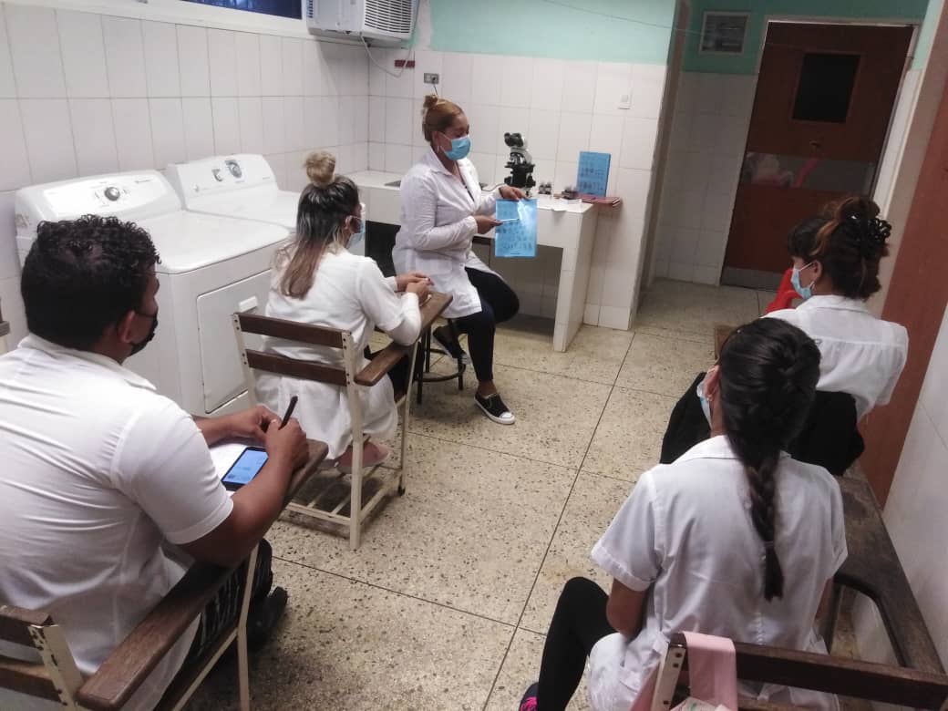 Si queremos tener médicos de vanguardia es necesario una formación, una educación y una docencia de vanguardia. Orgullosos de nuestro ejército de batas blancas.
#ChávezVive #ChávezPorSiempre #HéroesDeLaSalud
<a href="/cubacooperaven/">Brigada Médica Cubana en Venezuela</a> <a href="/MINSAPCuba/">Ministerio de Salud Pública de Cuba</a> <a href="/japortalmiranda/">José Angel Portal Miranda</a> <a href="/PardoRegla/">Regla Angulo Pardo</a>