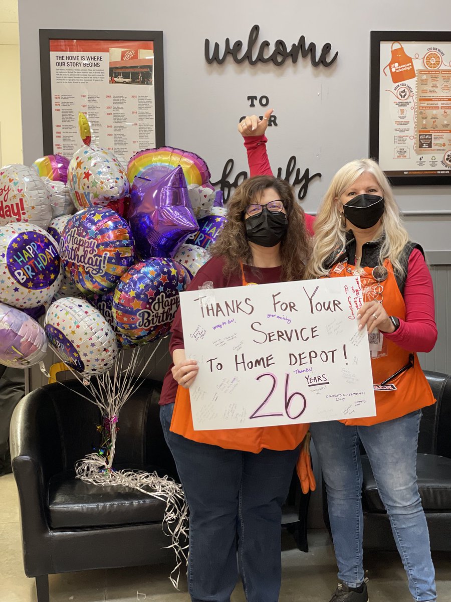 RachyV4015's tweet photo. Wishing a VERY HAPPY 26th HD birthday to this young lady!!! Thank you ⁦@geri4015⁩ for everything you do for us all here at #THE4015. Now go enjoy a day off!! ⁦@RosebudOMalley⁩ ⁦@ElijahJoslyn⁩ ⁦@KK_quinn⁩ https://t.co/uzlDQJb9Wm