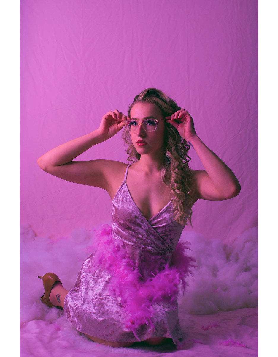 SamuelBarlow's tweet photo. “Mount Everest ain’t got shit on me, cause I’m on top of the world.” 🌎
#portraitshoot #portraitsofinstagram #stylinandwildin #pinkvibes #nikonphotography #nikond3000 #35mm https://t.co/IBj4gJpPD0