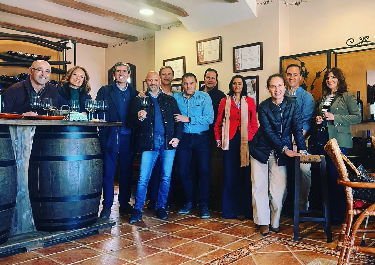 raul_detena's tweet photo. Hoy hemos celebrado la "Comida de Navidad", que no pudimos celebrar en su momento, con una pequeña (pero muy cualificada) representación de miembros de #AEDIPE #CentRHo en Extremadura. 

Gracias a Bodegas Toribio, por su amabilidad y cercanía. Nos hemos sentido como en casa. https://t.co/JbAlRShThX