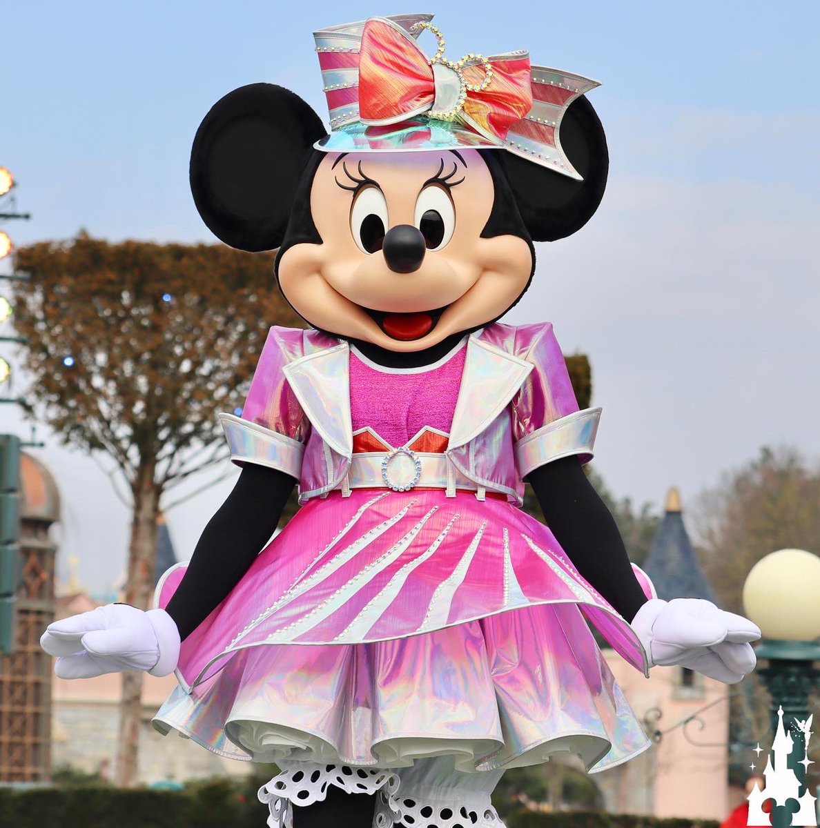 dlrpnc's tweet photo. [LIVE]

Some photos, from one of the performances of the new show «Dream… and shine brighter» which took place this afternoon on Central Plaza and officially begins from tomorrow ! 💖3️⃣0️⃣✨
#disney #disneylandparis #disneyland https://t.co/FZsU0YbVp5