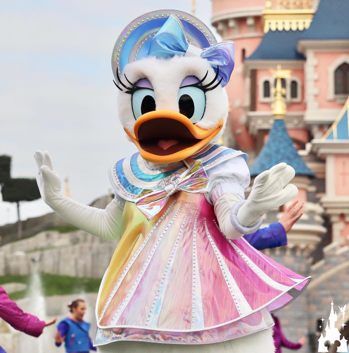 dlrpnc's tweet photo. [LIVE]

Some photos, from one of the performances of the new show «Dream… and shine brighter» which took place this afternoon on Central Plaza and officially begins from tomorrow ! 💖3️⃣0️⃣✨
#disney #disneylandparis #disneyland https://t.co/FZsU0YbVp5