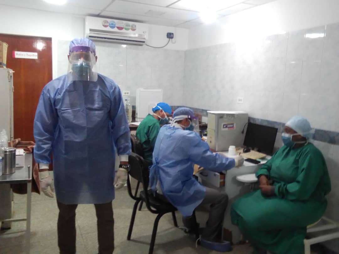 Si alguien pretende deshonrar al más invencible de los ejércitos, el de batas blancas de #Cuba, se equivoca, porque es el más noble y humano del mundo.
#ChávezVive #ChávezPorSiempre #HéroesDeLaSalud
<a href="/cubacooperaven/">Brigada Médica Cubana en Venezuela</a> <a href="/MINSAPCuba/">Ministerio de Salud Pública de Cuba</a> <a href="/japortalmiranda/">José Angel Portal Miranda</a> <a href="/PardoRegla/">Regla Angulo Pardo</a>