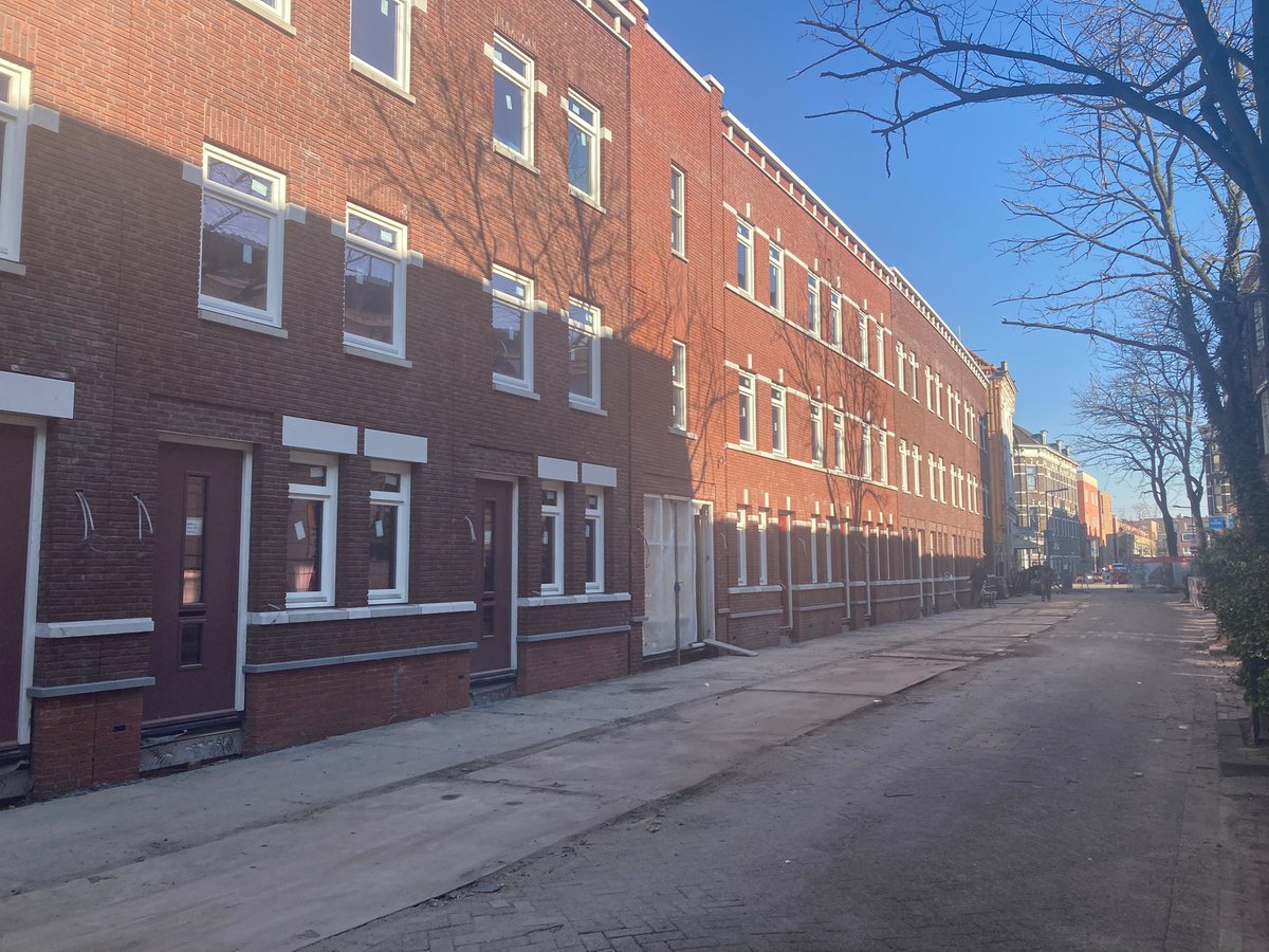 ArianKleijn's tweet photo. De voorgevel van de 43 appartementen Vinkenstraat @Rotterdam voor @Havensteder is uit de steigers. Hoe gaaf!!
Wij @WaalBouw zijn nu al #trots op t resultaat. En het wordt de komende maanden nóg mooier! 
#maaswijkontwikkeling https://t.co/rhfoOrQHuZ