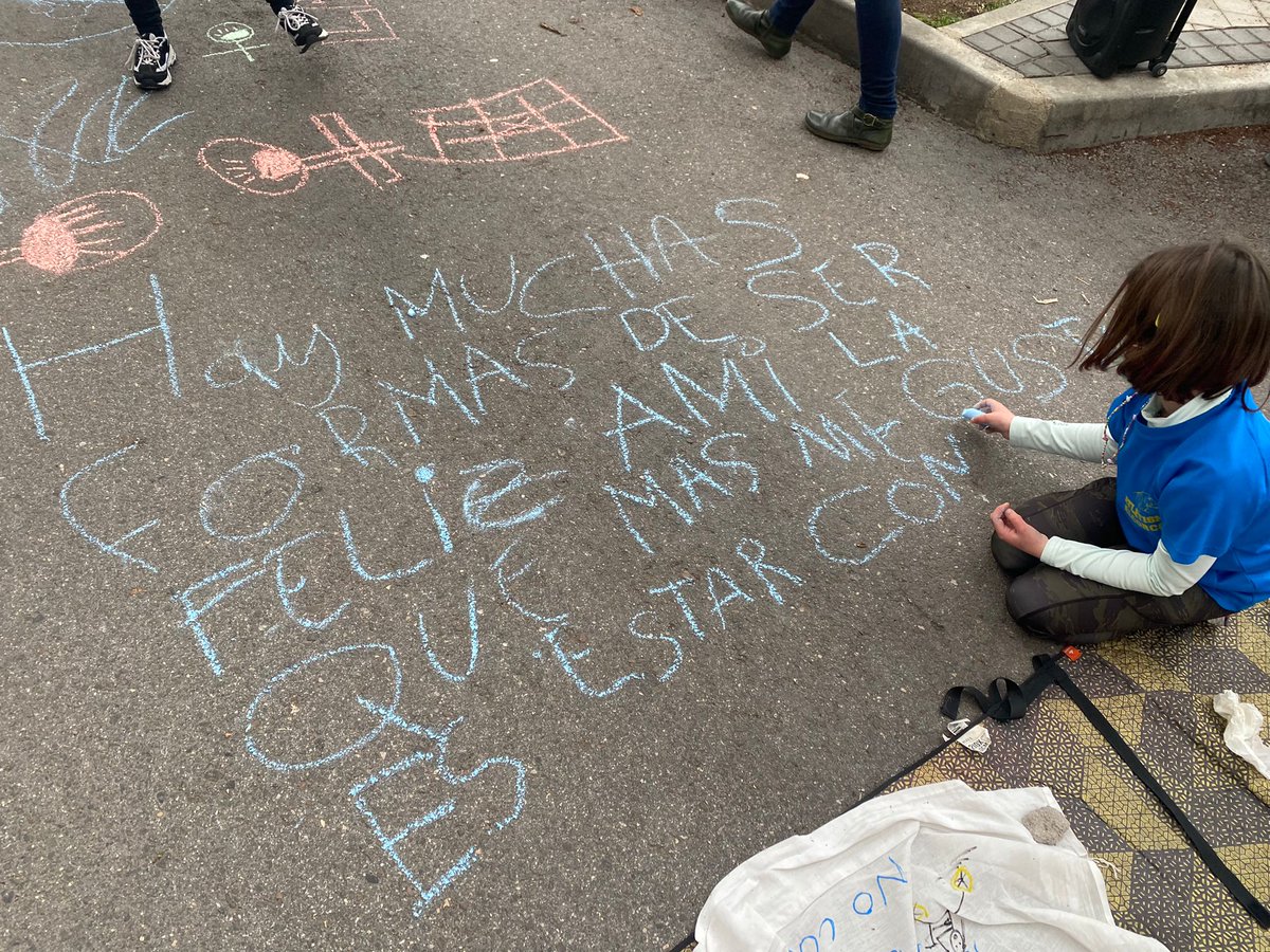 Nueva jornada de Revuelta Escolar en el colegio @LourdesFUHEM .
Desde mxclourdes en equipo con <a href="/afalourdes/">AFA Lourdes</a> seguimos reclamando un entorno escolar seguro, pacificado y libre de contaminación para las niñas y los niños.