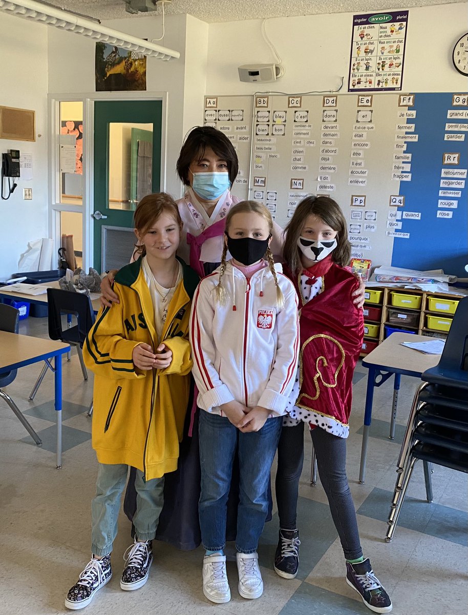 SQElearning's tweet photo. Cultural regalia day continued.  Celebrating our differences as well as common interests helps unite and educate us @SeatoSkySD48 https://t.co/iYtQ76I202
