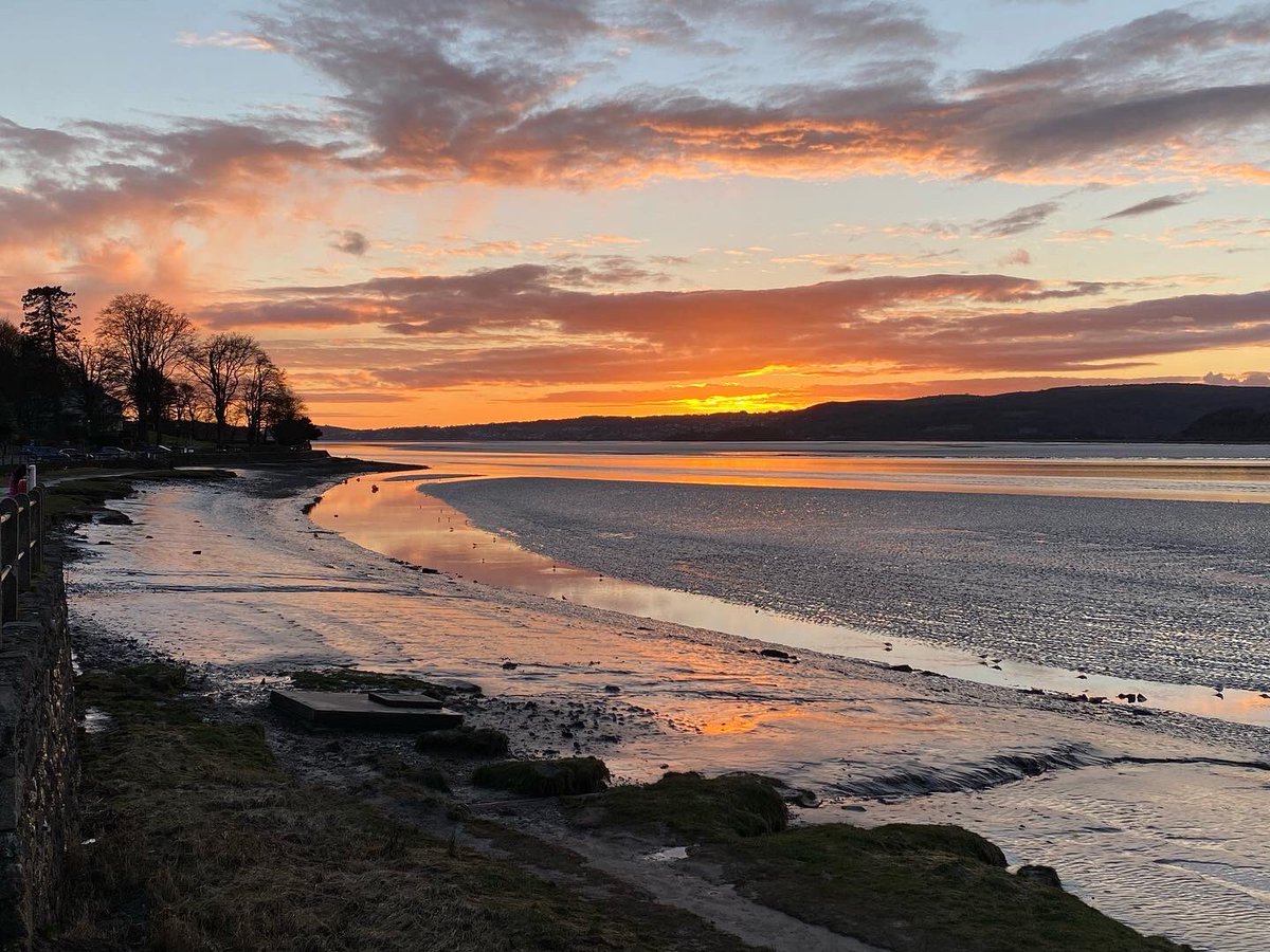 WireHairedDachs's tweet photo. Beautiful sunset again this evening. #arnside #arnsideandsilverdaleaonb #kentestuary #morecambebay #sunset #notjustthelakes #cumbria #lakedistrict https://t.co/zwBHpPsok8
