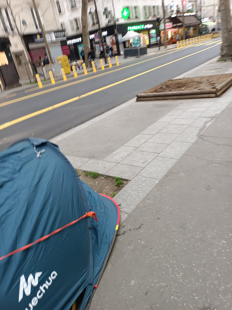 missblabla75's tweet photo. @parisienencoler @KobaLester @David_Belliard Place Clichy et #bacs à #crottes https://t.co/C4UYiL0zYI
