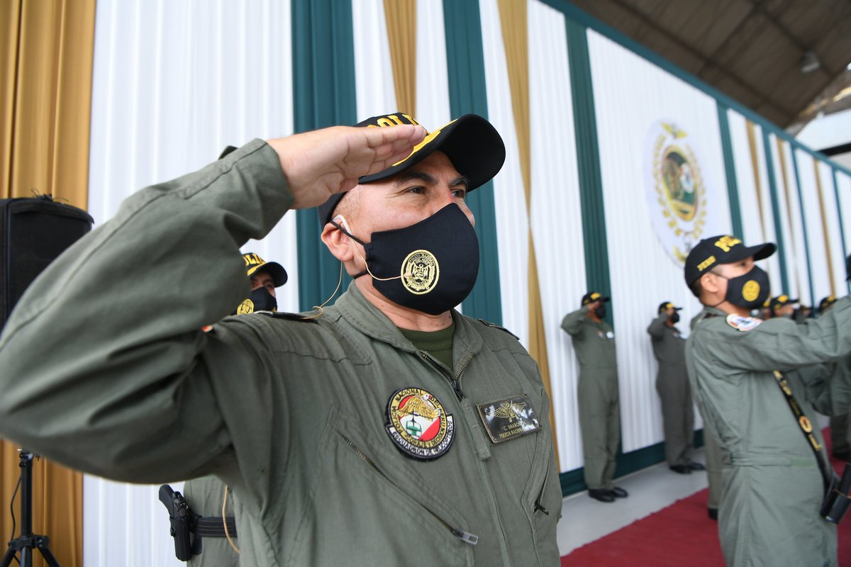 MininterPeru's tweet photo. 💬 “Le rendimos un gran homenaje a los integrantes de la #Diravpol que en los momentos más críticos sirvieron al país. Ustedes han realizado grandes operaciones, trabajos de alto riesgo y se lo agradecemos”.
#NuevoComienzo https://t.co/y6xdf6tmxC