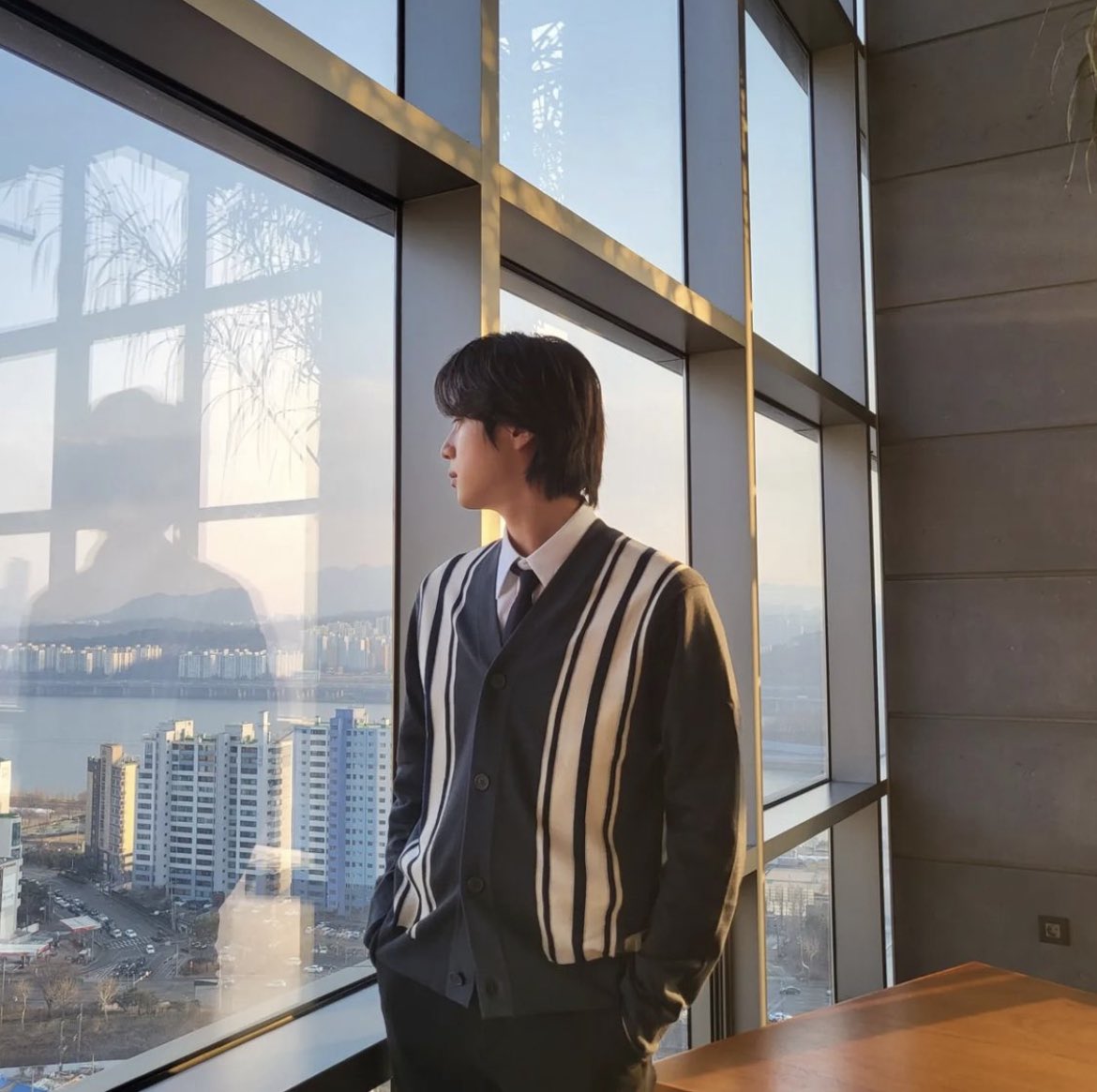 miiniyoongs's tweet photo. [220304 Jin Instagram Post + J-hope Comment]

🐹 tried taking the picture as if i was a successful person

🐿 thats a really a cool life… 👏 https://t.co/bRu78ZIuP9