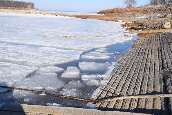 USACERockIsland's tweet image. As the weather begins to warm, please stay off the ice on area lakes and rivers. As the ground and ice are starting to thaw, it creates rising water levels and extremely unstable ice conditions. 

Current lake &amp;amp; river level info: rivergages.mvr.usace.army.mil/WaterControl/n…

#USACEeducates