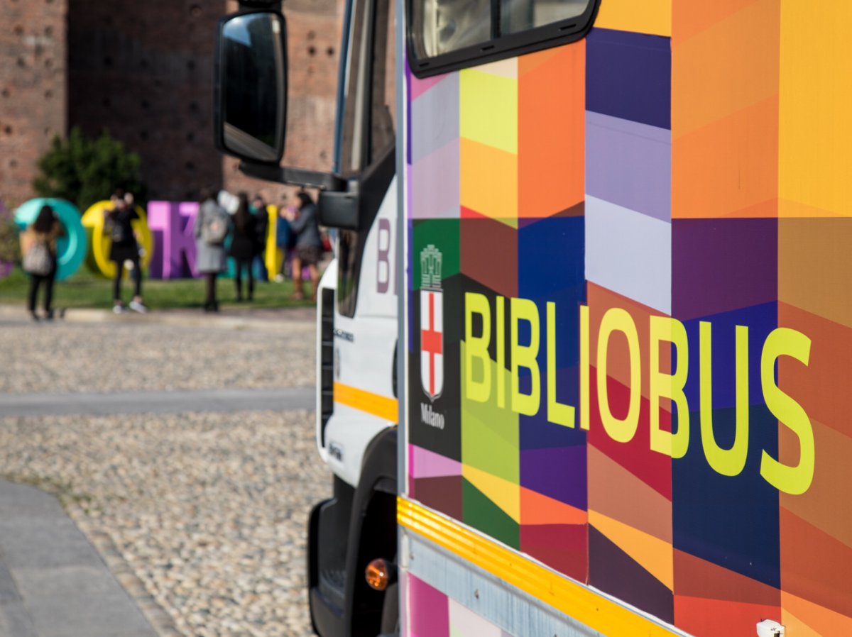 BOOKCITYMILANO's tweet photo. [#BCMStory]
Ogni anno il Bibliobus del Sistema Bibliotecario di Milano arriva nel piazzale del Castello Sforzesco. Chi indovina l'anno di questa foto? Un indizio: guardate la scritta BookCity sullo sfondo!
 
📸 Danilo Lentini
#BookCityMilano https://t.co/ElPSrmXv9L