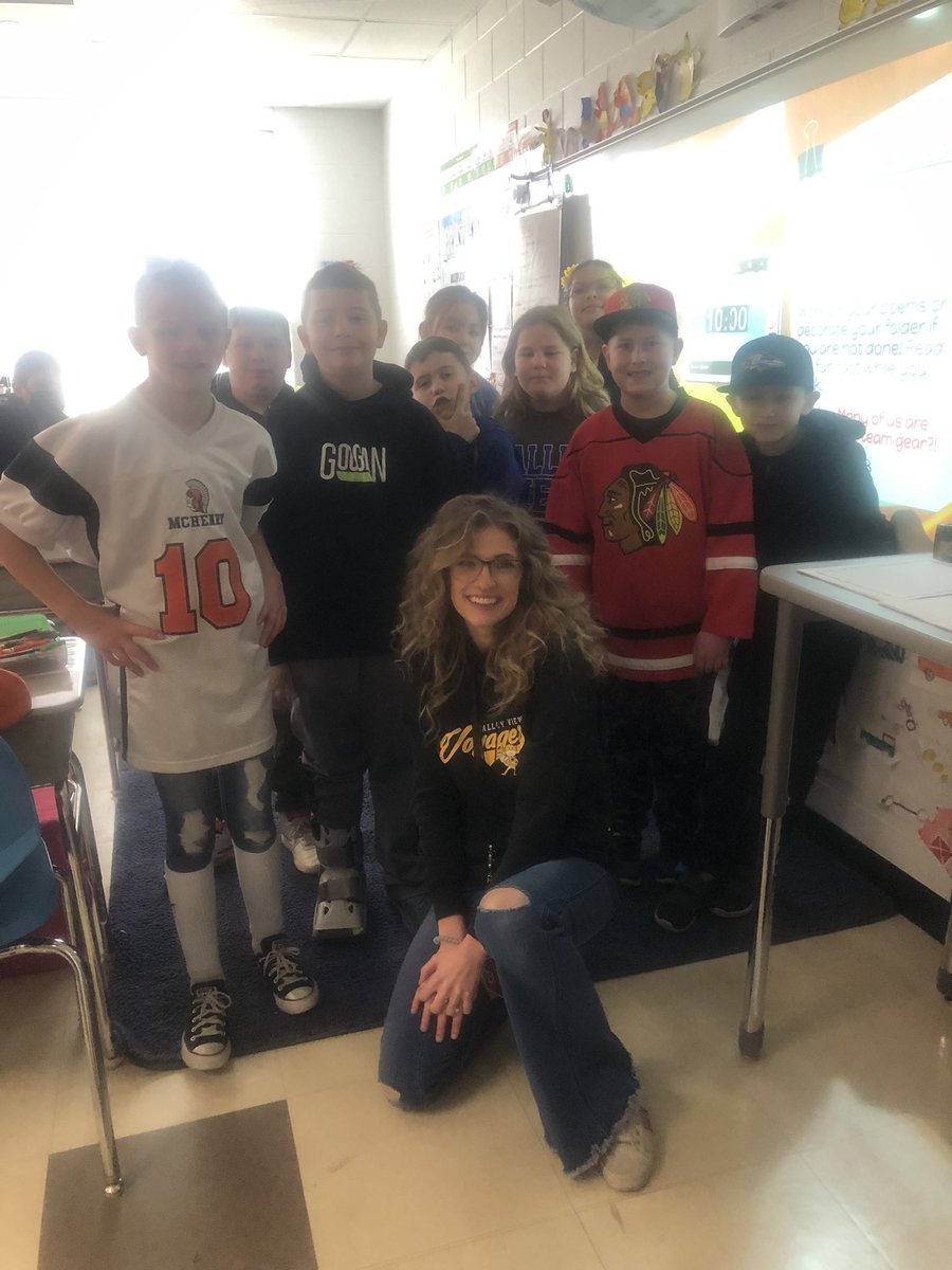 MsKlingerr's tweet photo. We love representing for our teams! ✨ https://t.co/fEVnkjliVx