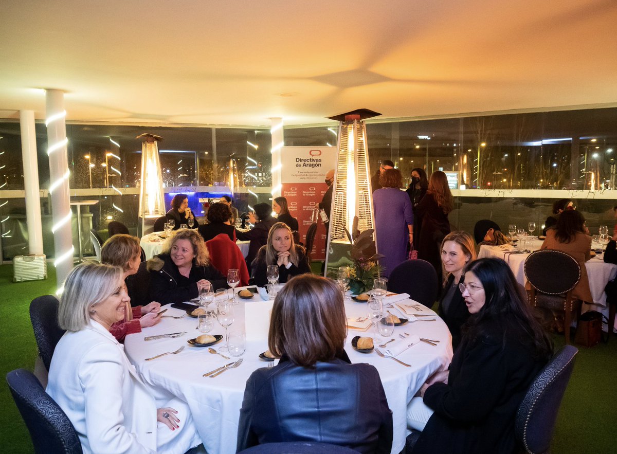 Directivas_ARGN's tweet photo. Tras la sesión con Oscar Torres, pudimos disfrutar de la cena en la que seguimos tejiendo redes que ayudan a más mujeres a llegar a la dirección. #EncuentrosDA https://t.co/LGmMbQnyPe