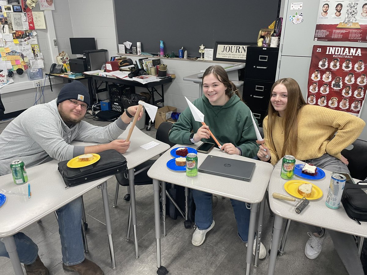 BWhitLHS_ENG's tweet photo. Elizabethan Era presentations have begun.  Who knew that dogs were trained to spin a wheel that stirred the pot? https://t.co/CavrXtToVM