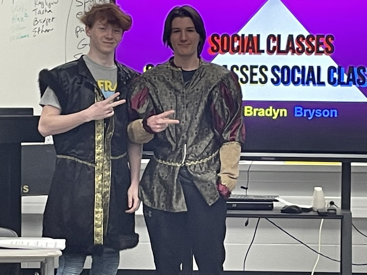 BWhitLHS_ENG's tweet photo. Elizabethan Era presentations have begun.  Who knew that dogs were trained to spin a wheel that stirred the pot? https://t.co/CavrXtToVM