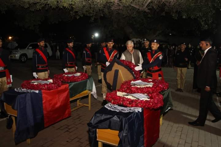 KP_Police1's tweet photo. قصہ خوانی خودکش دھماکے میں شہید پولیس اہلکاروں جم��ل خان اور اخترحسین کی نماز جنازہ سرکاری اعزاز کیساتھ ادا کردی گئی

وزیر اعلی خیبرپختونخوا محمود خان، صوبائی وزراء، آئی جی خیبرپختونخوا معظم جاہ انصاری، ایڈیشنل چیف سیکریٹری و دیگر اعلی پولیس افسران اور حکومتی نمائندوں نے شرکت کی۔ https://t.co/NO8o1zNhtB