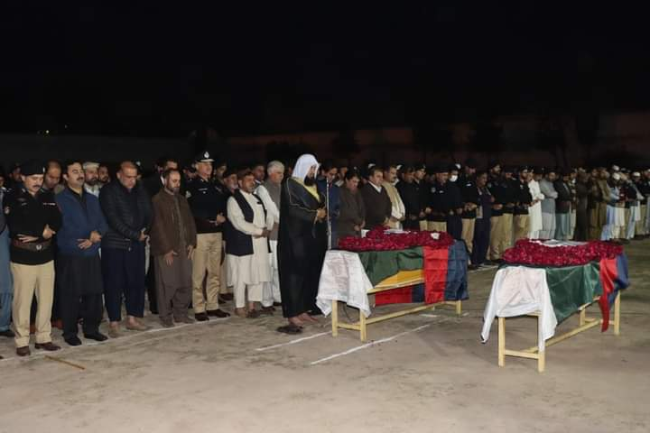 KP_Police1's tweet photo. قصہ خوانی خودکش دھماکے میں شہید پولیس اہلکاروں جم��ل خان اور اخترحسین کی نماز جنازہ سرکاری اعزاز کیساتھ ادا کردی گئی

وزیر اعلی خیبرپختونخوا محمود خان، صوبائی وزراء، آئی جی خیبرپختونخوا معظم جاہ انصاری، ایڈیشنل چیف سیکریٹری و دیگر اعلی پولیس افسران اور حکومتی نمائندوں نے شرکت کی۔ https://t.co/NO8o1zNhtB