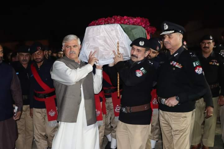 KP_Police1's tweet photo. قصہ خوانی خودکش دھماکے میں شہید پولیس اہلکاروں جم��ل خان اور اخترحسین کی نماز جنازہ سرکاری اعزاز کیساتھ ادا کردی گئی

وزیر اعلی خیبرپختونخوا محمود خان، صوبائی وزراء، آئی جی خیبرپختونخوا معظم جاہ انصاری، ایڈیشنل چیف سیکریٹری و دیگر اعلی پولیس افسران اور حکومتی نمائندوں نے شرکت کی۔ https://t.co/NO8o1zNhtB
