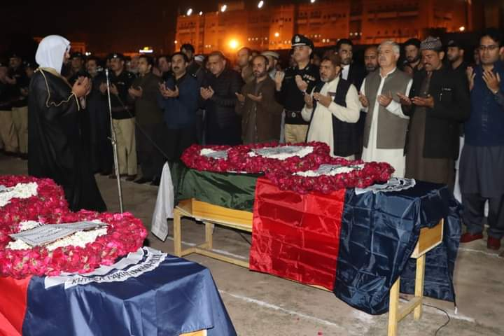 KP_Police1's tweet photo. قصہ خوانی خودکش دھماکے میں شہید پولیس اہلکاروں جم��ل خان اور اخترحسین کی نماز جنازہ سرکاری اعزاز کیساتھ ادا کردی گئی

وزیر اعلی خیبرپختونخوا محمود خان، صوبائی وزراء، آئی جی خیبرپختونخوا معظم جاہ انصاری، ایڈیشنل چیف سیکریٹری و دیگر اعلی پولیس افسران اور حکومتی نمائندوں نے شرکت کی۔ https://t.co/NO8o1zNhtB