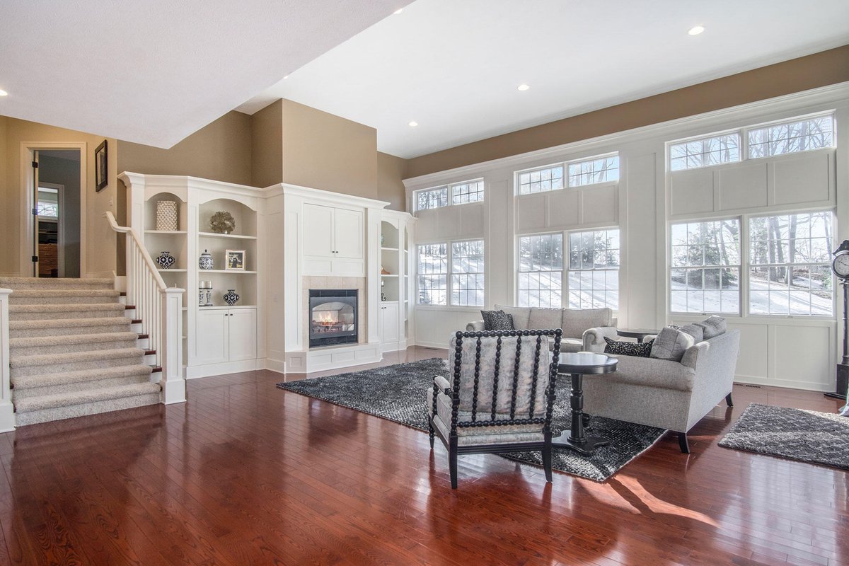 Lakefrontman's tweet photo. NEW LISTING!! 17772 Mohawk Dr., Spring Lake. This 4,100 sqft custom built home is on 1.48 private acres near Lake Michigan. 5 beds/4 baths. Open concept main floor w/ 2-story windows and fireplace. Stunning primary suite. LL has sauna, workout room and walkout family room. $799k https://t.co/s4cs84z6D5