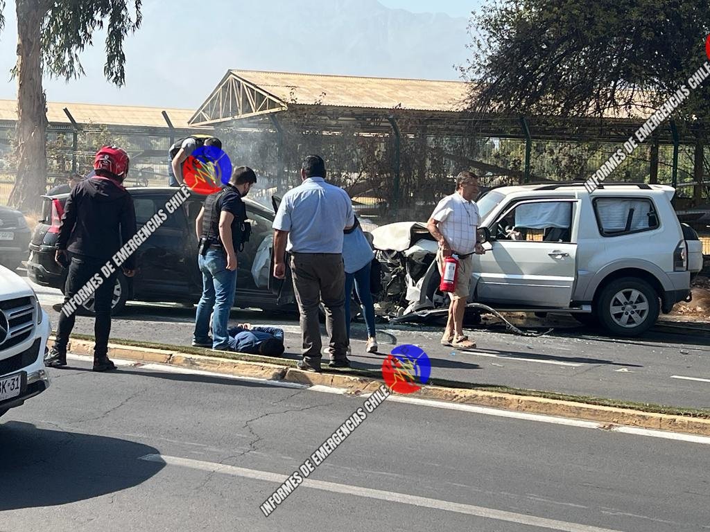 fdo2000's tweet photo. 🔴Último Minuto
Persecución termina en accidente de tránsito y delincuentes detenidos en Santa María y Agua de Palo en Vitacura, al lugar concurrió Bomberos Santiago por accidente de tránsito y posterior se informó de que era persecución @biobio @chile_accidente @Pabl0Manzanares https://t.co/Mvea4cL2OY