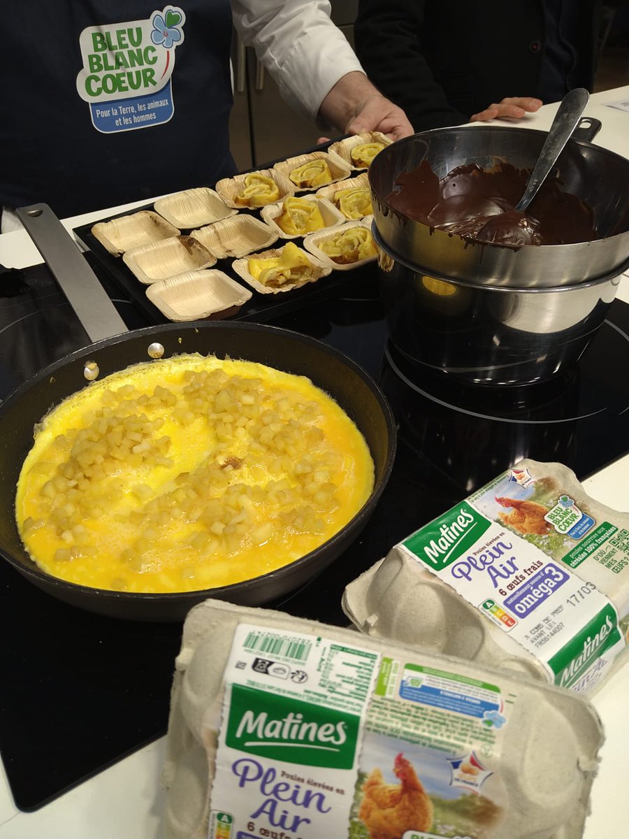 BleuBlancCoeur's tweet photo. 😋 Une recette d'#omelette aux pommes 🍏 et au ... chocolat 🍫, préparée par notre #chef Cyril avec les oeufs #BleuBlancCoeur de marque #Matines 🥚 !
Les visiteurs se régalent 😉 !
#BBCauSIA #SIA2022 https://t.co/yBJI6L2h6P