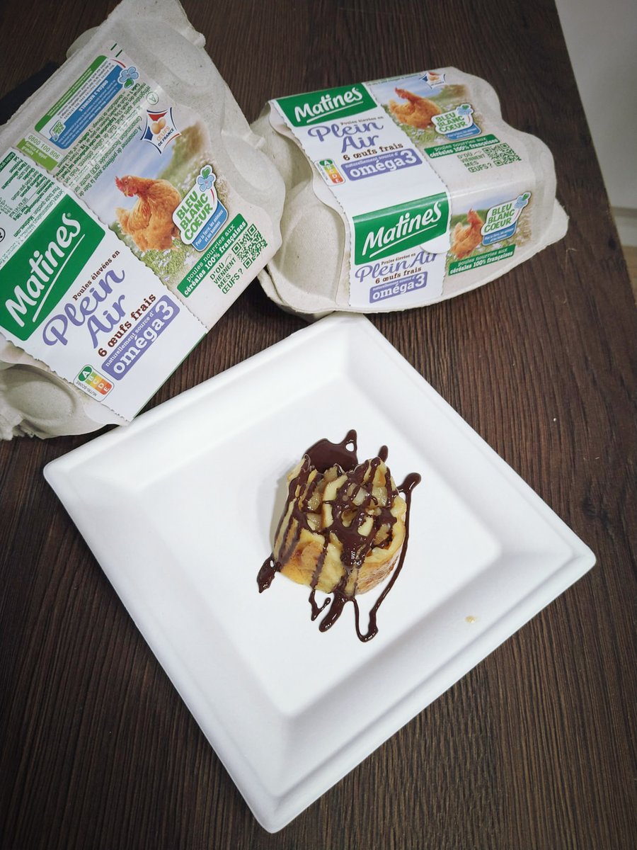BleuBlancCoeur's tweet photo. 😋 Une recette d'#omelette aux pommes 🍏 et au ... chocolat 🍫, préparée par notre #chef Cyril avec les oeufs #BleuBlancCoeur de marque #Matines 🥚 !
Les visiteurs se régalent 😉 !
#BBCauSIA #SIA2022 https://t.co/yBJI6L2h6P