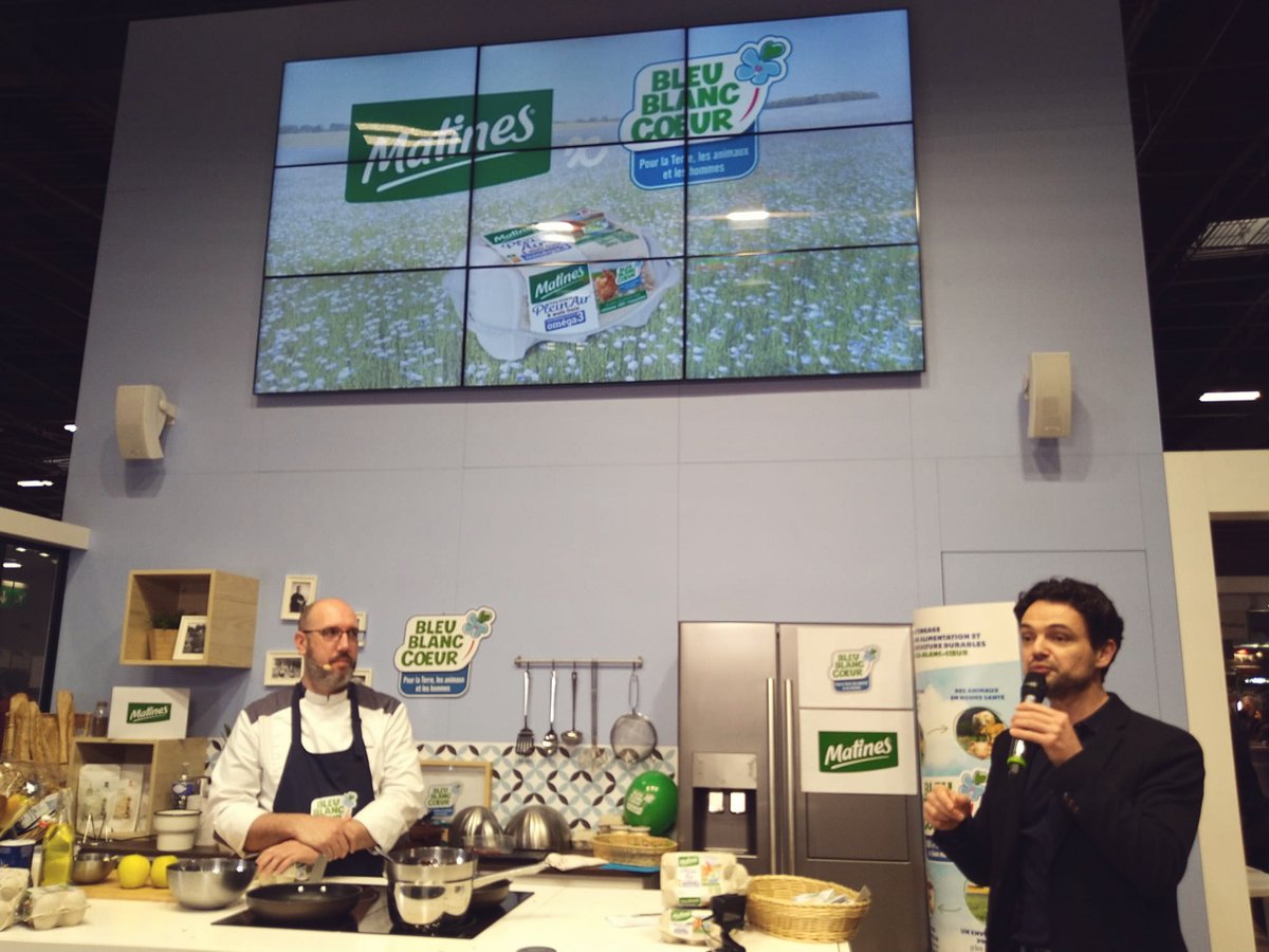 BleuBlancCoeur's tweet photo. 😋 Une recette d'#omelette aux pommes 🍏 et au ... chocolat 🍫, préparée par notre #chef Cyril avec les oeufs #BleuBlancCoeur de marque #Matines 🥚 !
Les visiteurs se régalent 😉 !
#BBCauSIA #SIA2022 https://t.co/yBJI6L2h6P