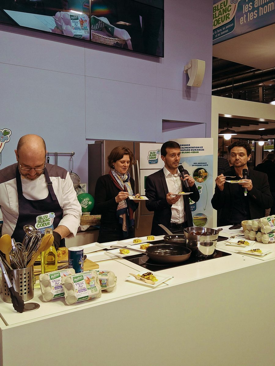 BleuBlancCoeur's tweet photo. 😋 Une recette d'#omelette aux pommes 🍏 et au ... chocolat 🍫, préparée par notre #chef Cyril avec les oeufs #BleuBlancCoeur de marque #Matines 🥚 !
Les visiteurs se régalent 😉 !
#BBCauSIA #SIA2022 https://t.co/yBJI6L2h6P