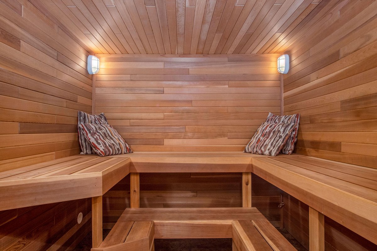 Lakefrontman's tweet photo. NEW LISTING!! 17772 Mohawk Dr., Spring Lake. This 4,100 sqft custom built home is on 1.48 private acres near Lake Michigan. 5 beds/4 baths. Open concept main floor w/ 2-story windows and fireplace. Stunning primary suite. LL has sauna, workout room and walkout family room. $799k https://t.co/s4cs84z6D5