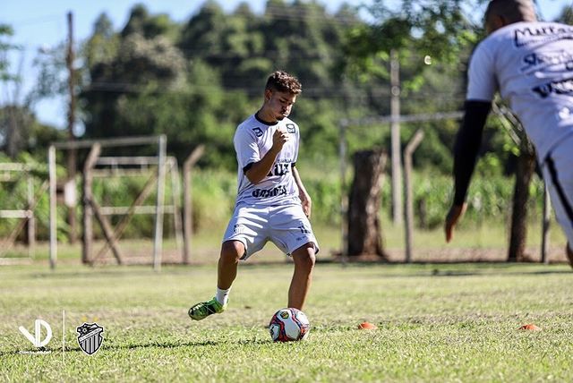 GauchoInforma's tweet photo. #SantaCruz anunciou 3 novos reforços para a temporada.
Roger Bastos - 31 anos - lateral esquerdo - último clube: #Guarany.
Jefferson Bernardo da Silva (Jefferson Silva) - 26 anos - volante - último clube: #Guarany.
Matheus Melo - 20 anos - meia - último clube: #APAFUT. https://t.co/QlOjVZ9VxG