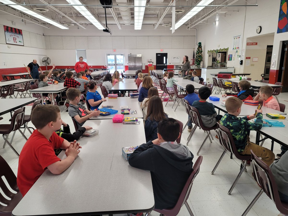 MorganMueth's tweet photo. Ms. Homan and Mrs. Mueth's classes enjoyed a fun morning learning about agriculture.  They made farm charms! #redbud132 #agintheclassroom https://t.co/duQdnlEUxk