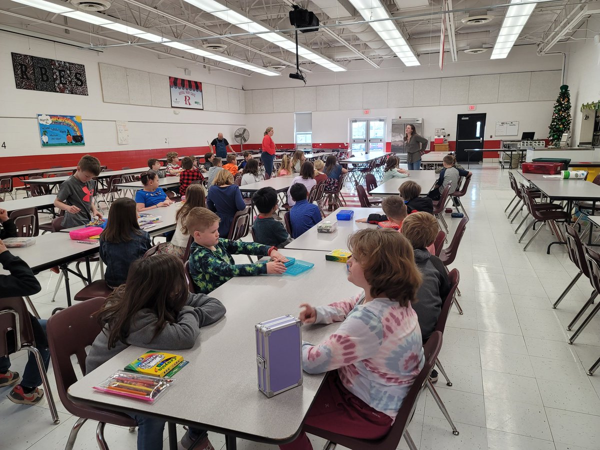 MorganMueth's tweet photo. Ms. Homan and Mrs. Mueth's classes enjoyed a fun morning learning about agriculture.  They made farm charms! #redbud132 #agintheclassroom https://t.co/duQdnlEUxk