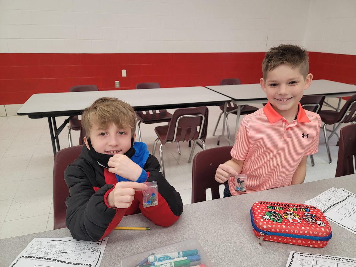 MorganMueth's tweet photo. Ms. Homan and Mrs. Mueth's classes enjoyed a fun morning learning about agriculture.  They made farm charms! #redbud132 #agintheclassroom https://t.co/duQdnlEUxk