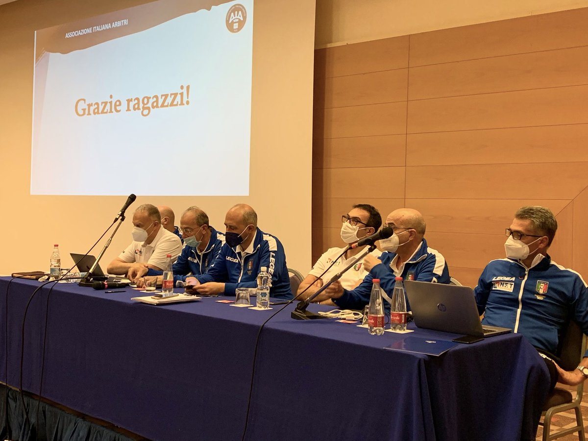 AIA_it's tweet photo. La #CAN5 al giro di boa della Stagione, finalmente in presenza. Il Responsabile Franco Falvo: “Grazie a tutti voi. Siamo più forti delle difficoltà”.

#AIA #futsal #calcio #sport https://t.co/zjcgTH8kvK