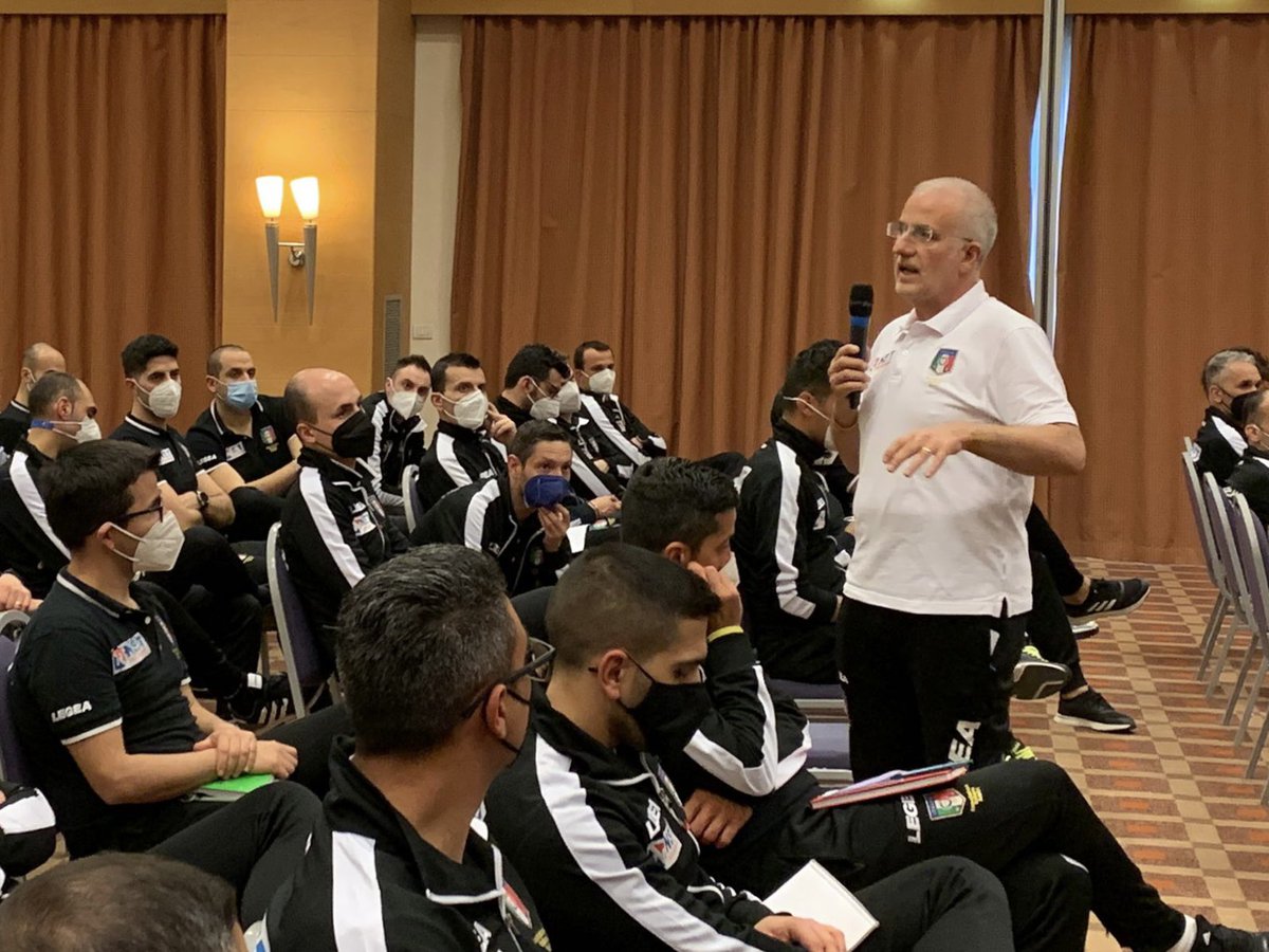 AIA_it's tweet photo. La #CAN5 al giro di boa della Stagione, finalmente in presenza. Il Responsabile Franco Falvo: “Grazie a tutti voi. Siamo più forti delle difficoltà”.

#AIA #futsal #calcio #sport https://t.co/zjcgTH8kvK