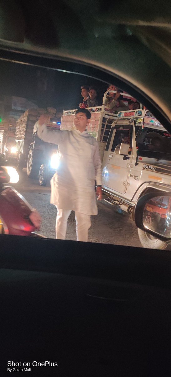 GulabjiMali's tweet photo. ડીસા ના પુર્વ નગરપાલિકા પ્રમુખ, યુવા નેતા શ્રી @pravinmalibjp સતત ડીસા ની ચિંતા કરતા હોય છે આજે જલારામ મંદિર ચાર રસ્તા પાસે ટ્રાફિક જામ થતા પોતે ઉભા રહીને ટ્રાફિક સમસ્યા દૂર કરાવી હતી #deesa #TrafficUpdate https://t.co/NRlHPs2sLs