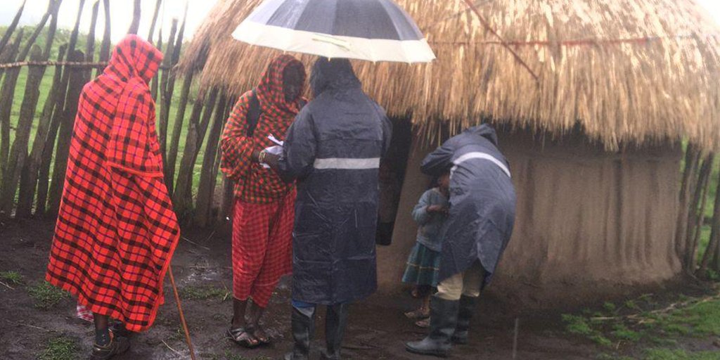 RTIfightsNTDs's tweet image. And come rain or shine, these health workers in Tanzania are playing their part to #EndTrachoma. No area is too remote or inaccessible for the teams to visit. #TropicalData