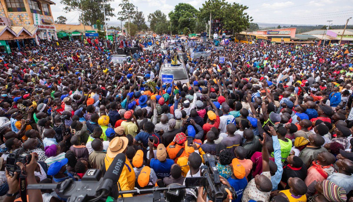 FrankMtetezi's tweet photo. Hon Raila Odinga never Gives up , Nothing can derail him ,Today he took Azimio La Umoja Message to  Kimilili, Webuye and finally Bungoma town in Bungoma county and the outcome is evident ,while Kalonzo Musyoka is waiting at his home For Baba to endorse him😂
#AzimioMtaaniBungoma https://t.co/RmAR5N7xav