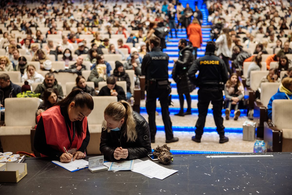 bibalukas's tweet photo. Asistenční centrum pro uprchlíky v Kongresáku🇺🇦🙏🏻

Foto pro @hospodarky @Aktualnecz 

1/x https://t.co/axEQtAwgRV