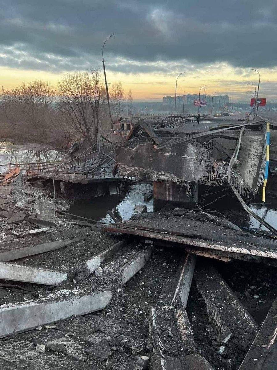 LitovkaMichael's tweet photo. Ukrainian roads. How are people supposed to escape from rocket attacks when they’re blocked? What are they supposed to do? Die? #NoWarInUkraine #Ukraine #UkraineRussianWar #UkraineUnderAttaсk #UkraineWillResist #UkraineInvasion #UkraineConflict https://t.co/JQBGsKoAFB