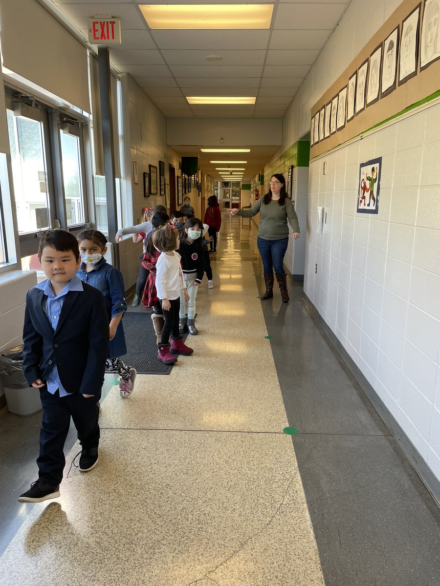 13shanson's tweet photo. Last day of a great RAA week!! We had lots of fun this week with book walks, book tastings, read alouds and more!! And as always we love to see our favorite Gator—-BUSTER!!📚❤️ @GuthElementary @PennridgeSD #ReadAcrossAmerica https://t.co/pgXJmIE0LJ
