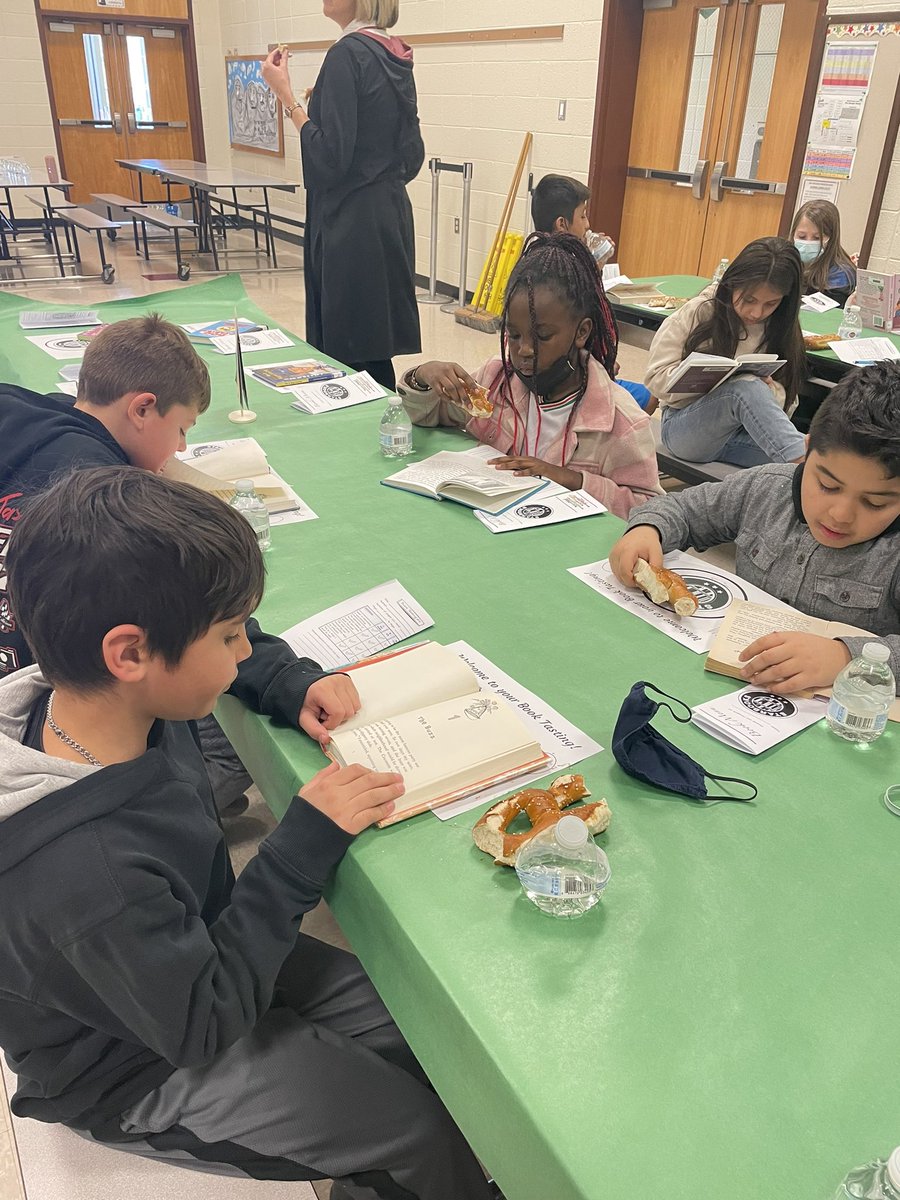 13shanson's tweet photo. Last day of a great RAA week!! We had lots of fun this week with book walks, book tastings, read alouds and more!! And as always we love to see our favorite Gator—-BUSTER!!📚❤️ @GuthElementary @PennridgeSD #ReadAcrossAmerica https://t.co/pgXJmIE0LJ