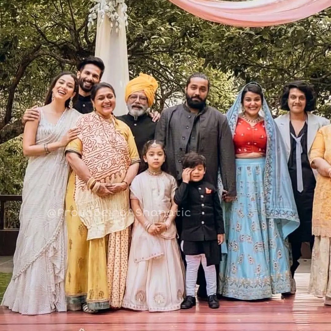 What a cuteeeee family picture! Zain is literally a mini Shahid and Misha is such a fashionista 🥰 @shahidkapoor #ZainKapoor #MishaKapoor