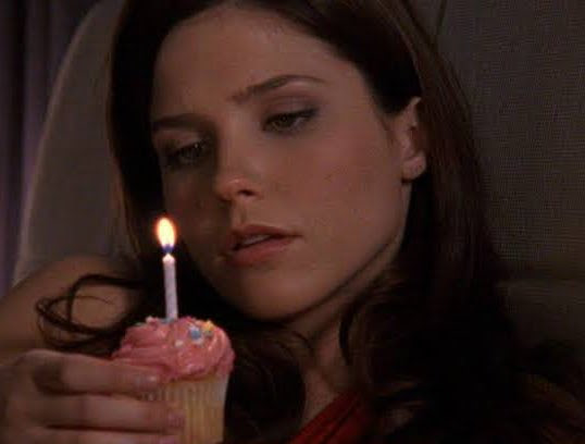 thinkerbrucas's tweet photo. happy birthday to one of the most iconic and inspiring female characters, brooke davis! i love you 🤍 https://t.co/Jvfgqm8SML