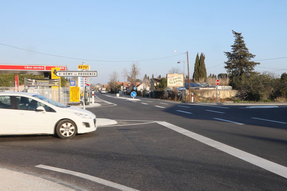 departement13's tweet photo. đ§ #InfoRoute
à #PlanDOrgon, nous avons aménagé le carrefour de la Pierre Plantée, pour sécuriser et faciliter la circulation. Nous avons financé ces travaux à hauteur de 75%. Au quotidien, nos équipes oeuvrent pour fluidifier les déplacements des habitants des Bouches-du-RhÎne. https://t.co/jHRjVetezh