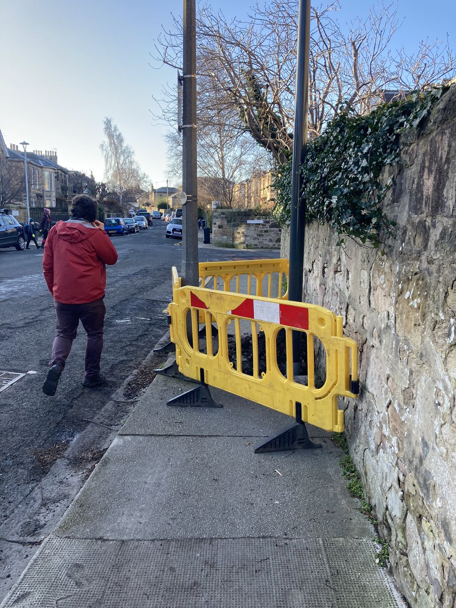 safer_to's tweet photo. @edinhelp Oh, I think you’ve misunderstood, the barriers completely block the pavement when in their proper place and no alternative space has been provided for the 500+ children that pass this point every day in the space of 20 minutes while cars drop off too https://t.co/pvUpxlDK32